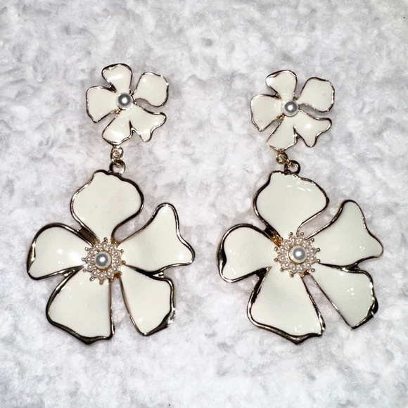 White Enamel & Gold-toned Dogwood Flower Statement Dangle Drop Earrings - Picture 1 of 3